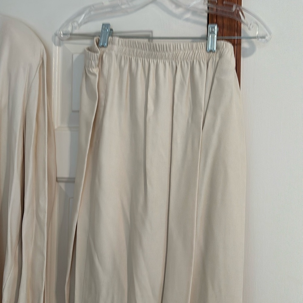 Size 20 3 piece suite but vest is sewn into blazer. , elastic waist pants NWOT.